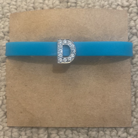 Letter D initial Bracelet. Fully adjustable bracelet to your wrist size - Picture 4 of 6